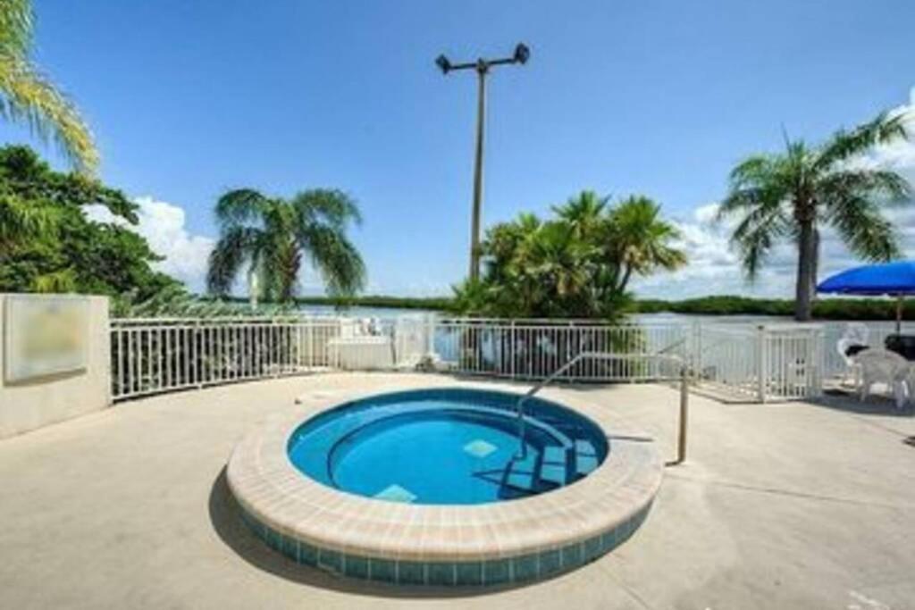 Sea Spray, Studio 114, Beach Steps Away! Pool+Wifi Ruskin Bagian luar foto